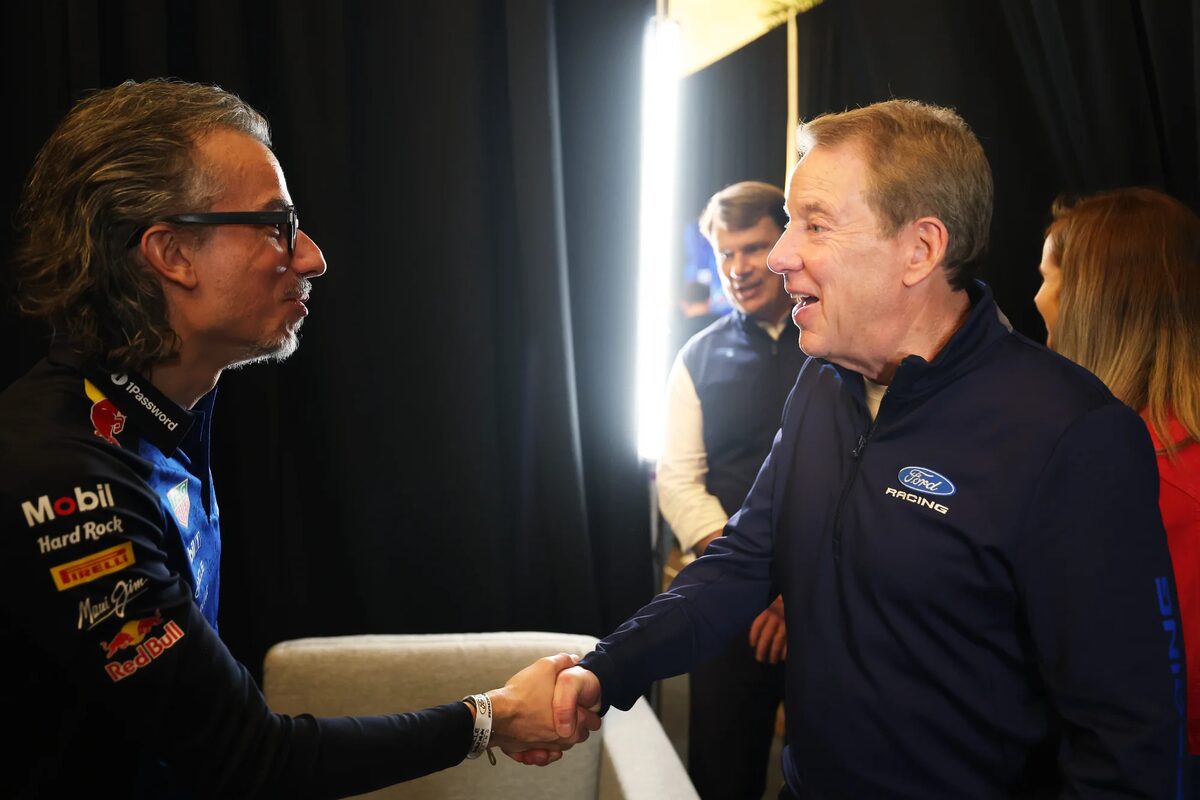 El presidente ejecutivo de Ford, William Clay Ford Jr, saluda al director del equipo Oracle Red Bull Racing, Laurent Mekies