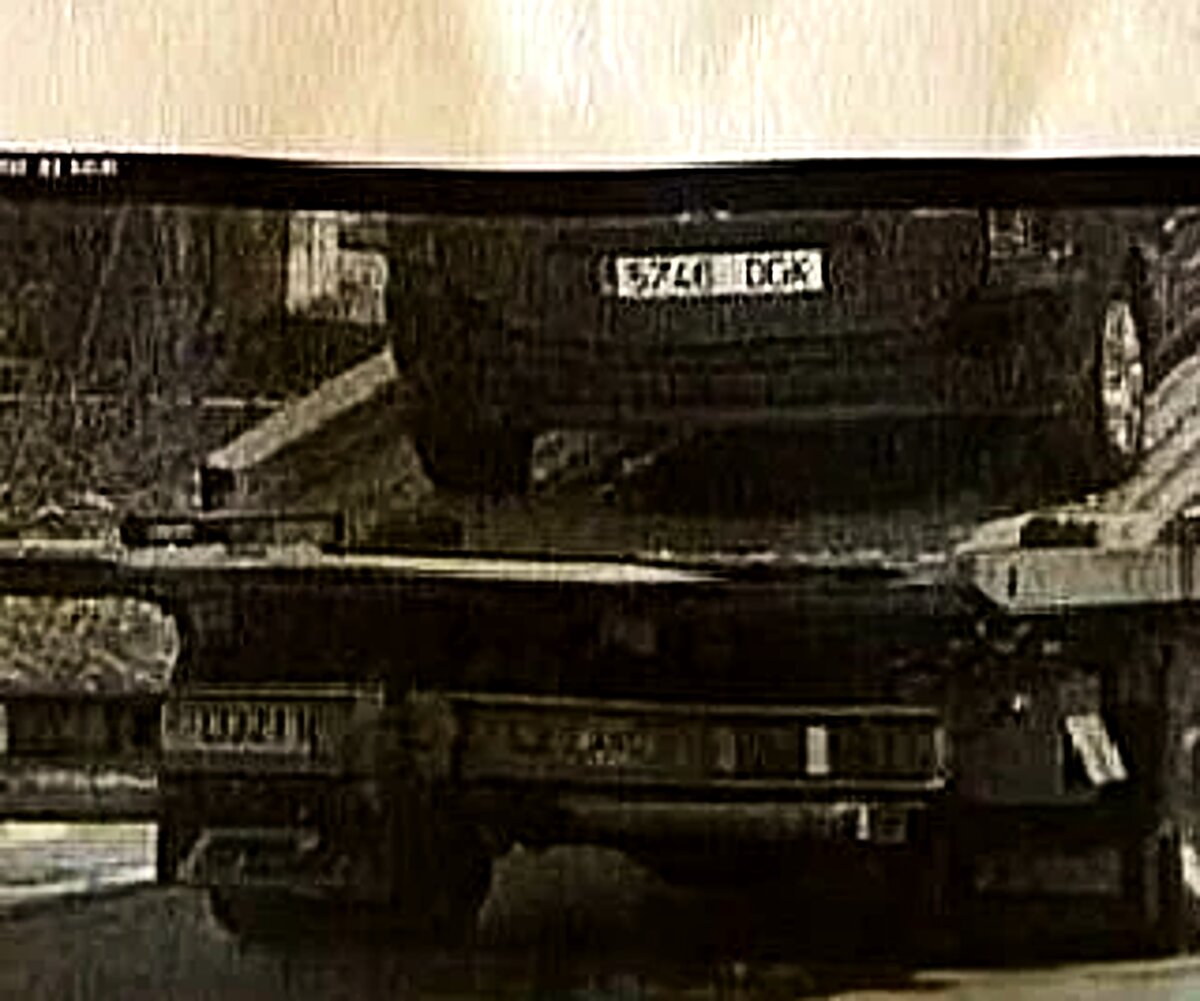 Un coche multado yendo encima de una grúa.