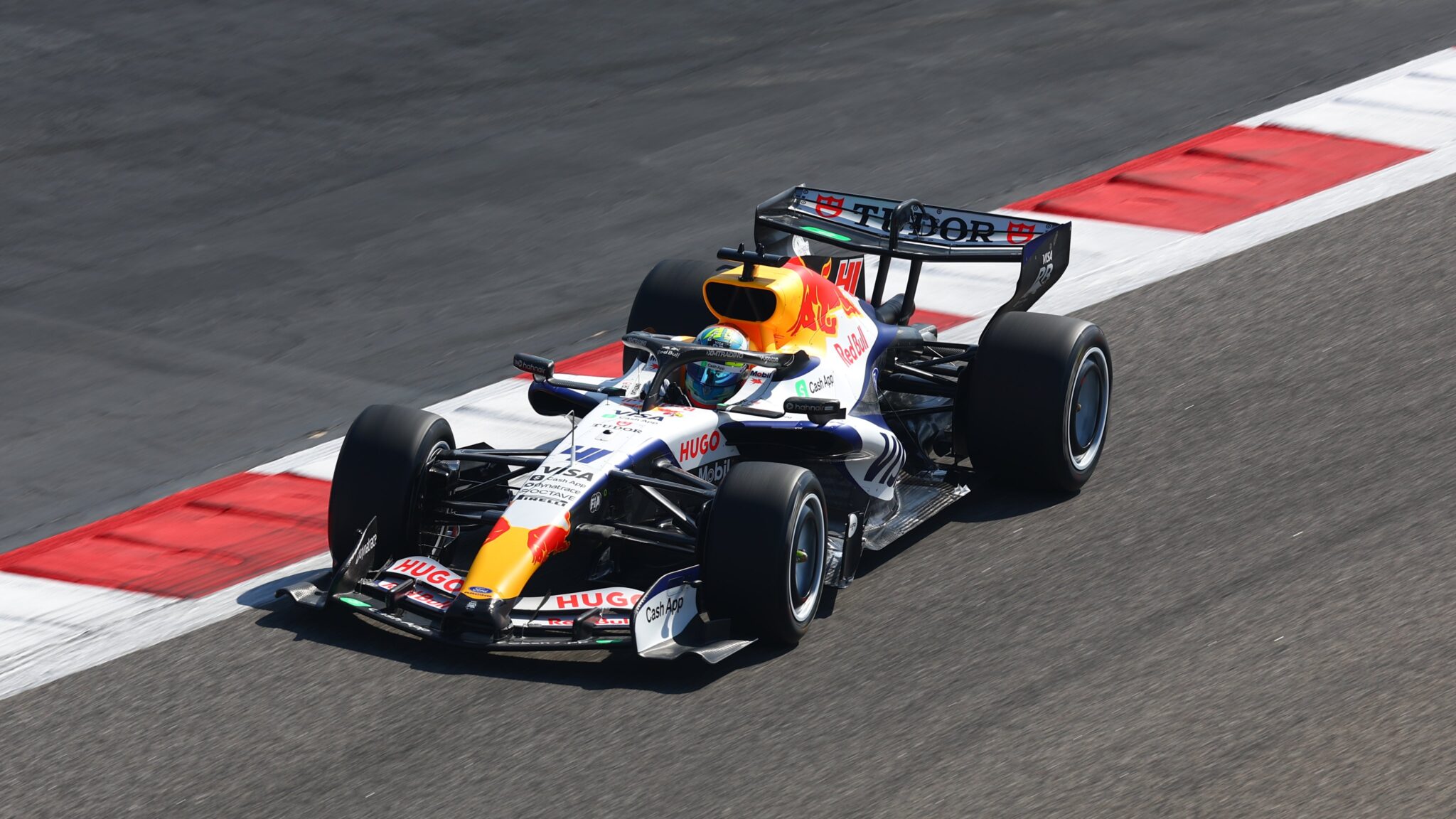 Arvid Lindblad en el cuarto día de test en Bahréin