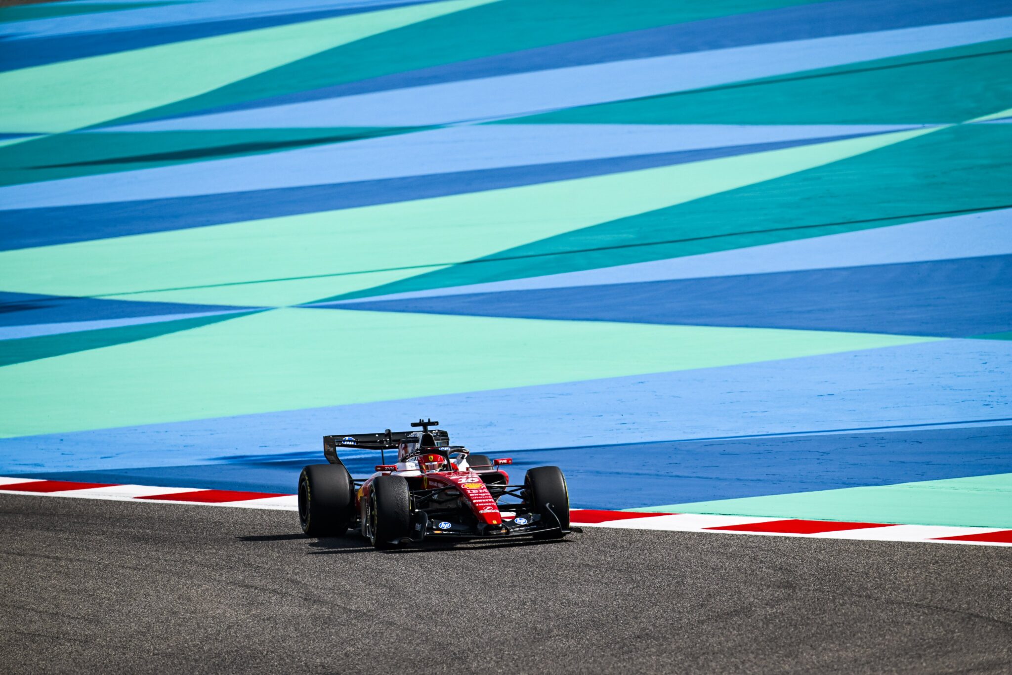 Charles Leclerc a los mandos del Ferrari SF-26 en los test de Bahréin