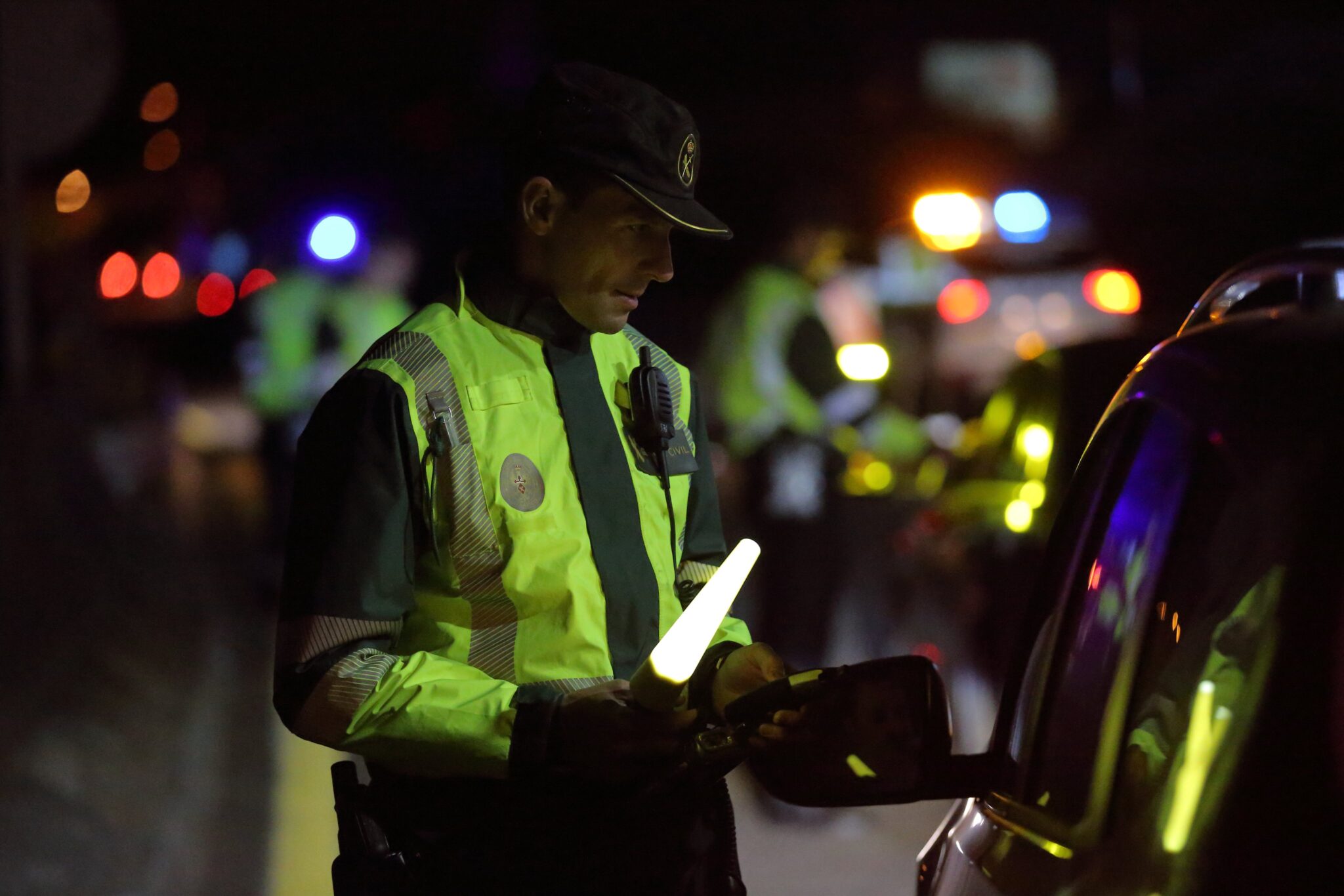 Avisar a otros conductores de controles está prohibido por la DGT, dando igual el medio por el que se haga