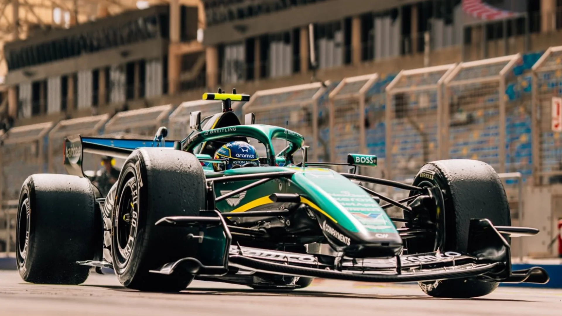 Alonso a los mandos del Aston Martin AMR26 en Bahréin