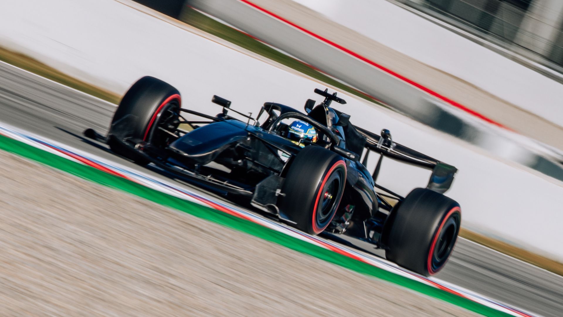 Fernando Alonso a los mandos del AMR26