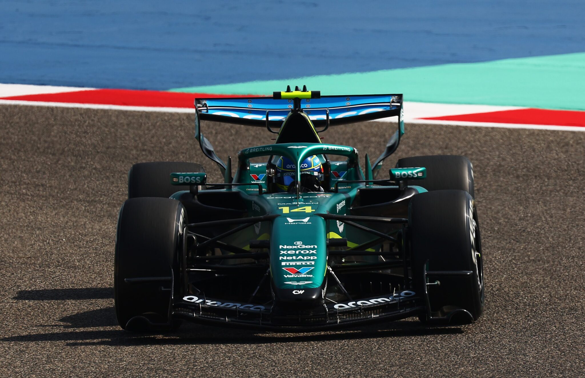 Fernando Alonso en los test del día 2 de Bahréin