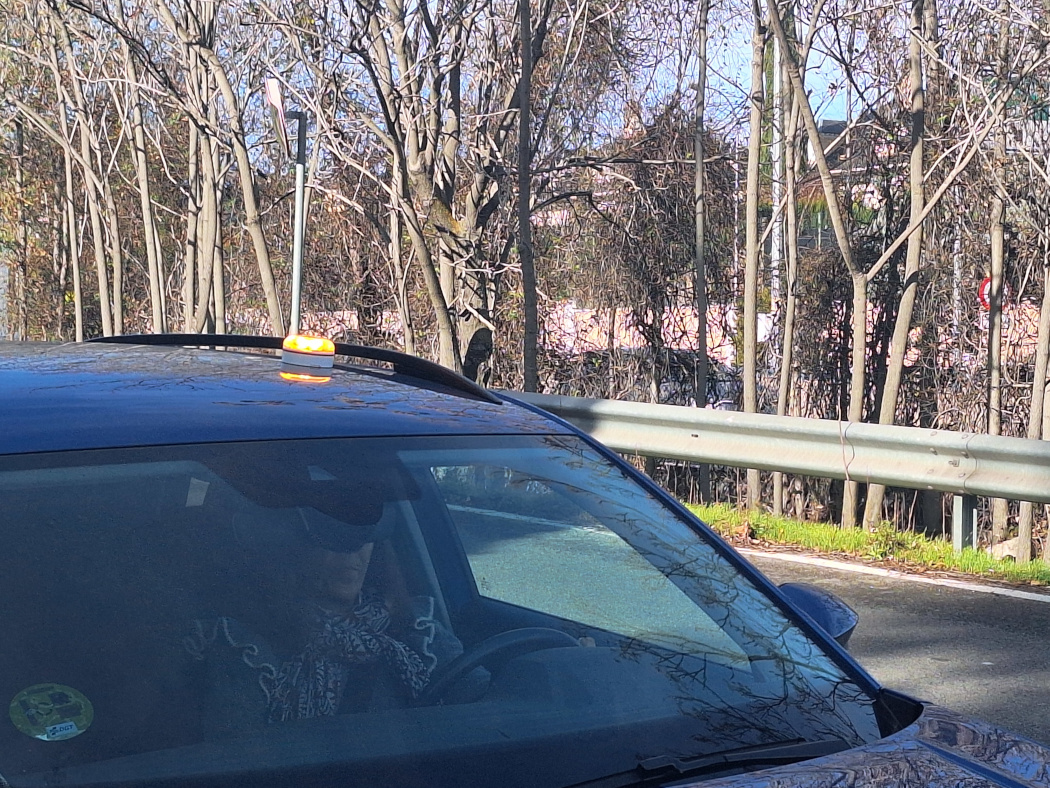 Desde la propia DGT se ha reconocido que «con luz natural, al menos alcanza lo mismo que un triángulo, es decir, 50 metros».