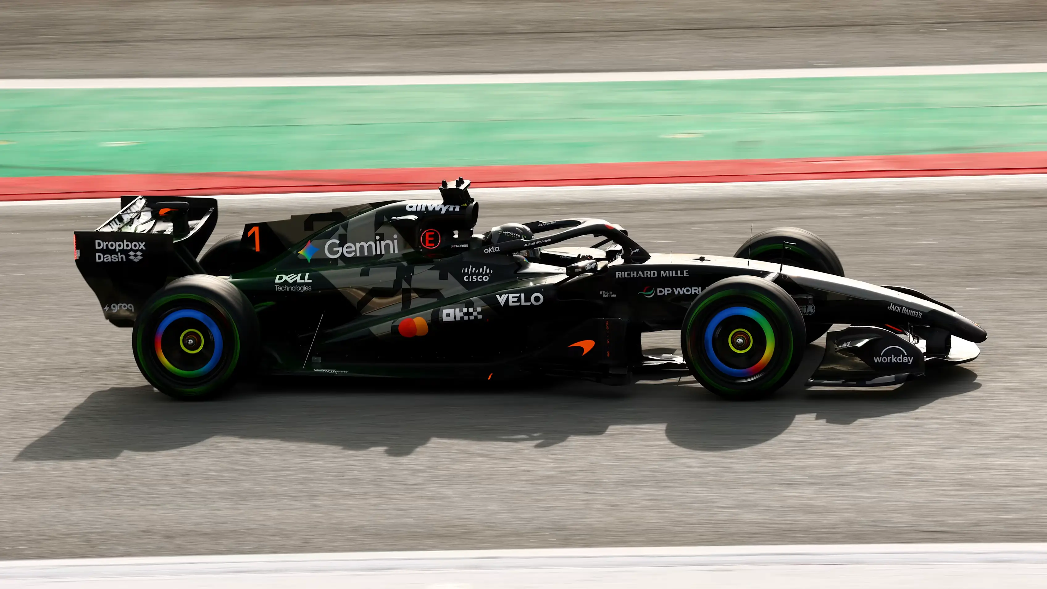 McLaren MCL40 en los shakedown de Barcelona