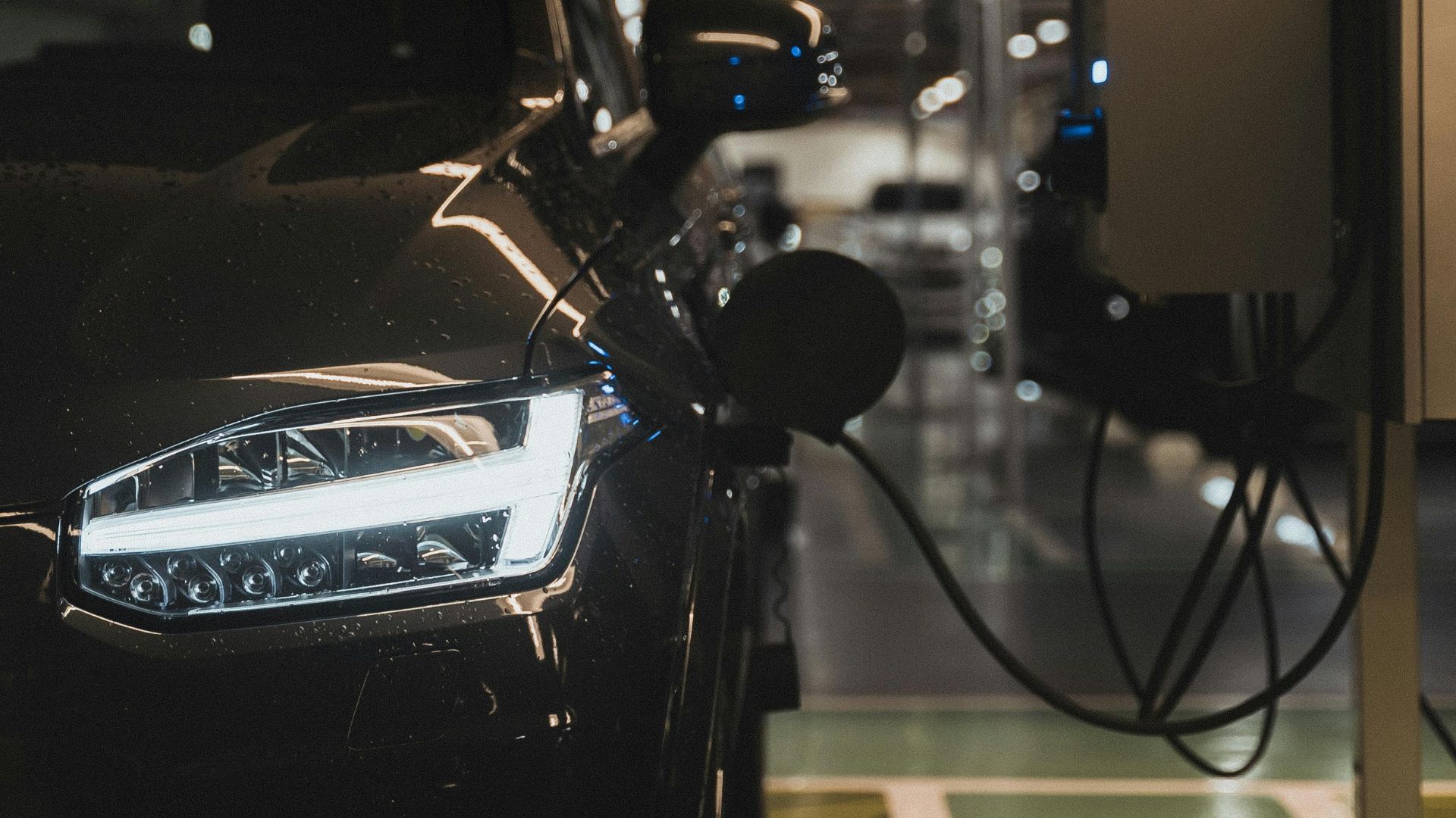 El Gobierno aprueba el Plan Auto+ con hasta 5.500 euros de descuento total para coches eléctricos. Te explicamos cómo funciona el sistema EEE, qué vehículos pueden beneficiarse y cómo calcular tu ayuda.