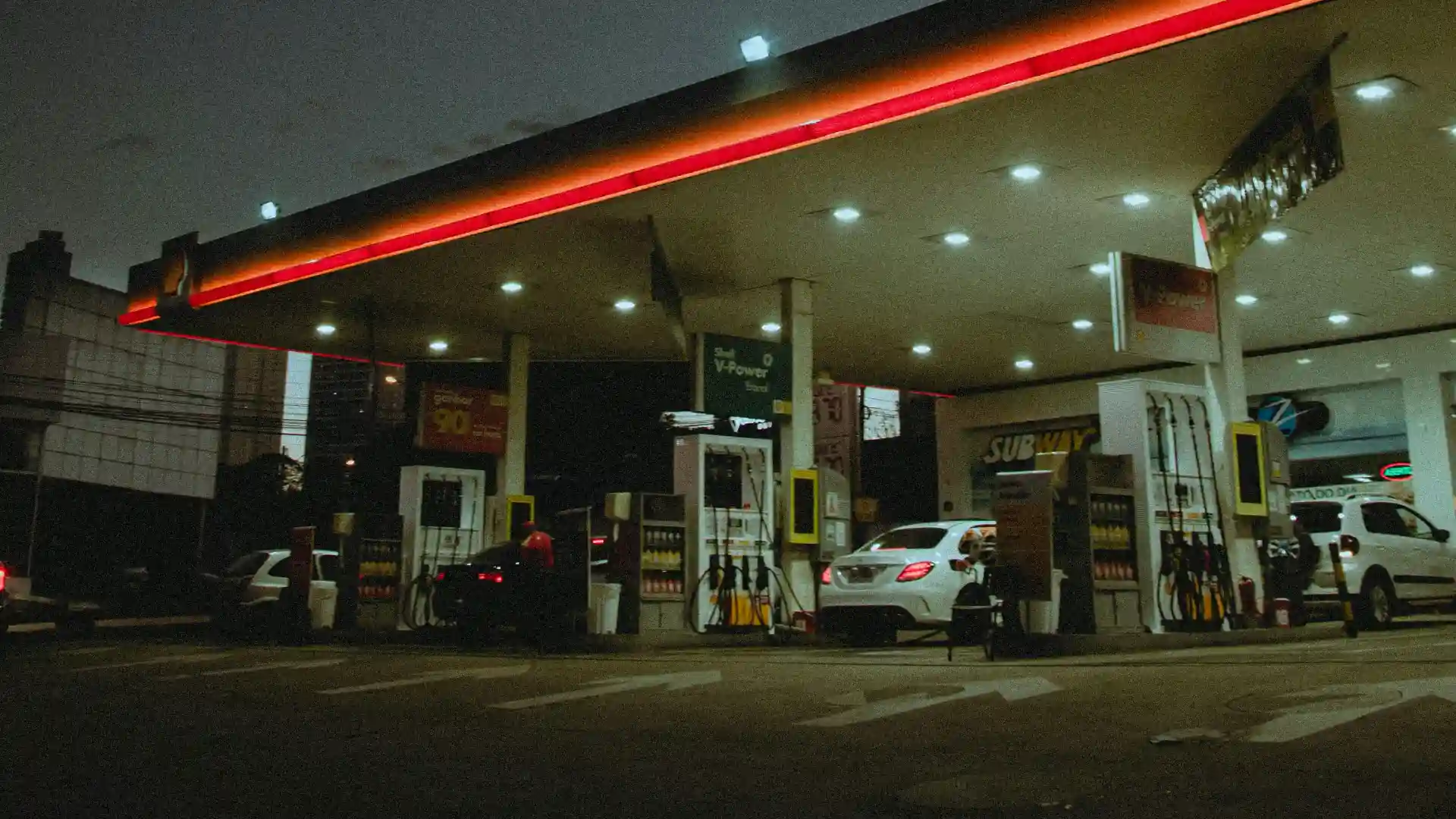 La OCU denuncia a las gasolineras ante la CNMC: subidas coordinadas, injustificadas y las peores de Europa