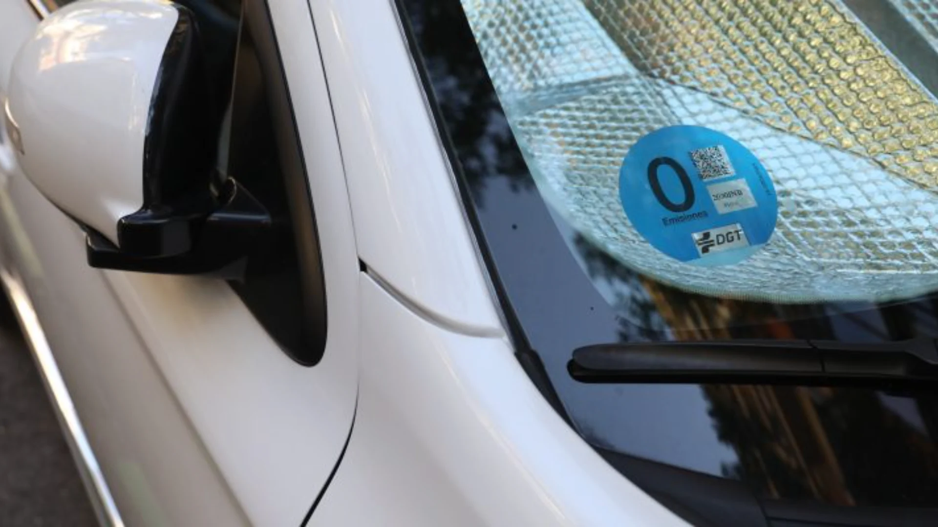 ¿Es la etiqueta DGT obligatoria en el parabrisas Todo lo que debes saber en 2026