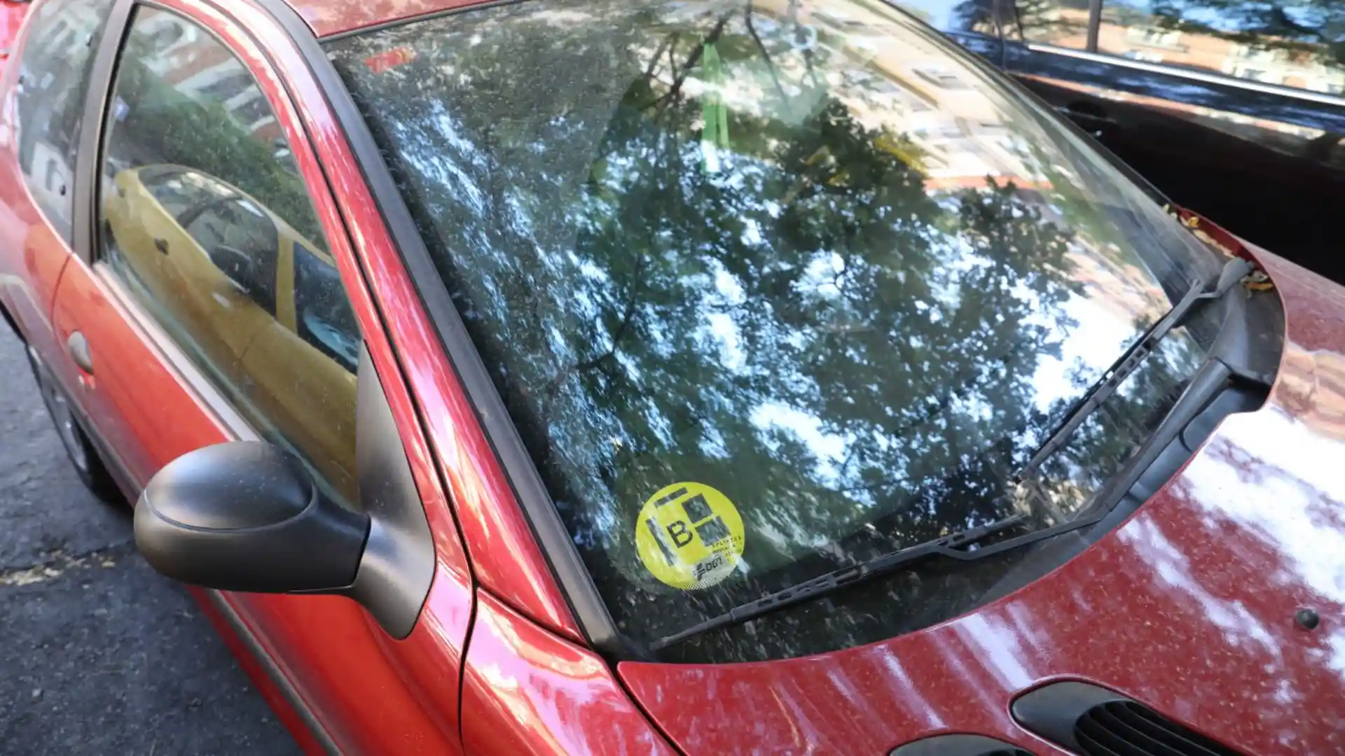 ¿Es la etiqueta DGT obligatoria en el parabrisas Todo lo que debes saber en 2026