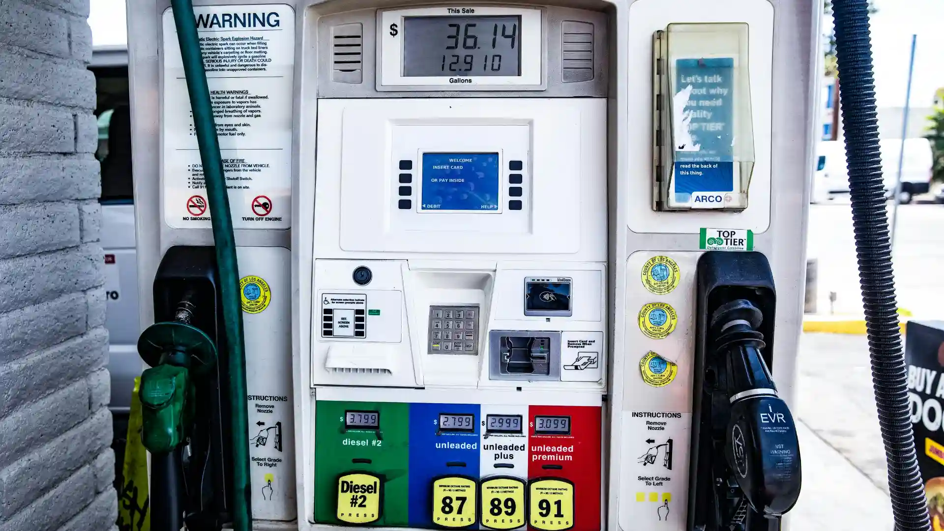 La OCU denuncia ante la CNMC y pide al Gobierno que baje el IVA