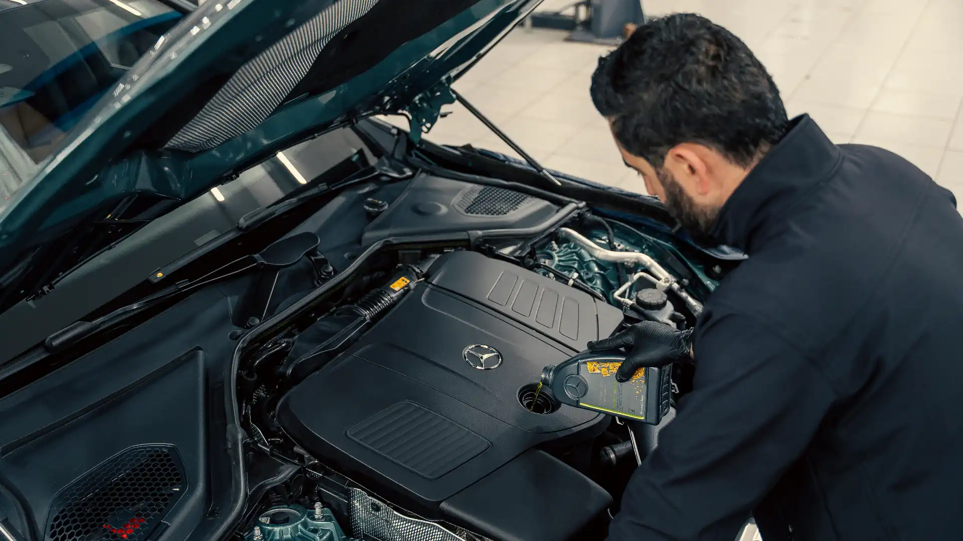 Comprobar el nivel de aceite de un coche es sencillo